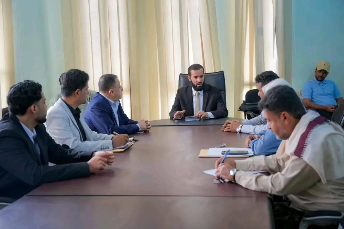 محافظ أبين خلال لقائه مدراء عموم مؤسستي  المياه والكهرباء يشدد على تحسين مستوى الخدمات