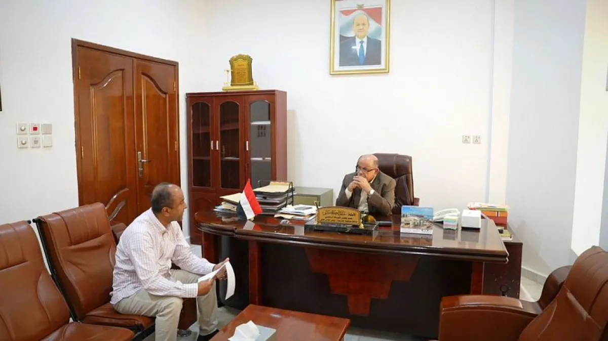 الخنبشي يناقش المخزون الغذائي ويؤكد استقرار التموين في حضرموت