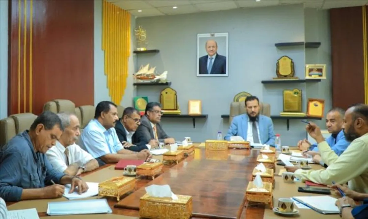 محافظ عدن يدعو لإصلاح منظومة الضرائب وتعزيز الإيرادات العامة