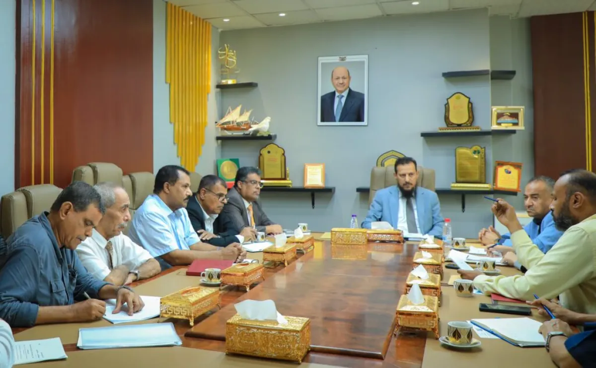 محافظ عدن يشدد على الحوكمة والانضباط الضريبي لتعزيز الإيرادات وتحسين الخدمات