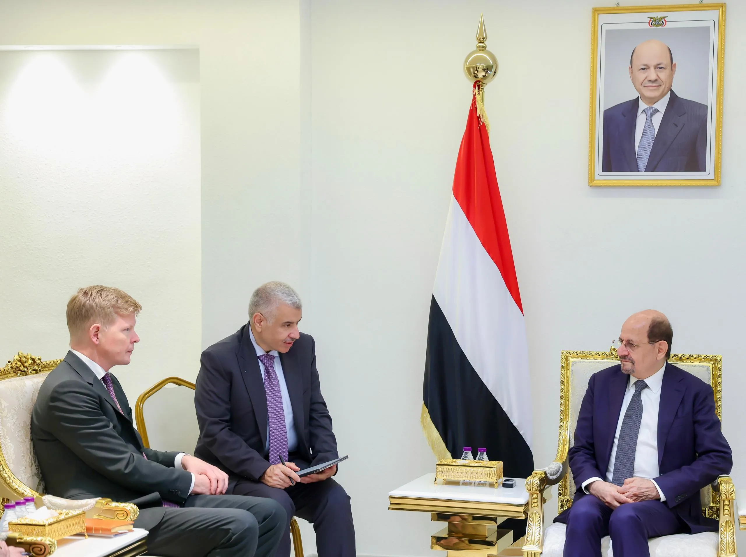 رئيس الوزراء يناقش مع المبعوث الأممي مستجدات الأوضاع ويؤكد أهمية دفع ملف المحتجزين