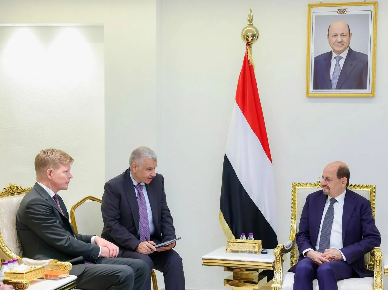 "غروندبرغ" يختتم زيارة إلى عدن ويشدد على تحييد اليمن عن التصعيد الإقليمي والحفاظ على المسار السياسي