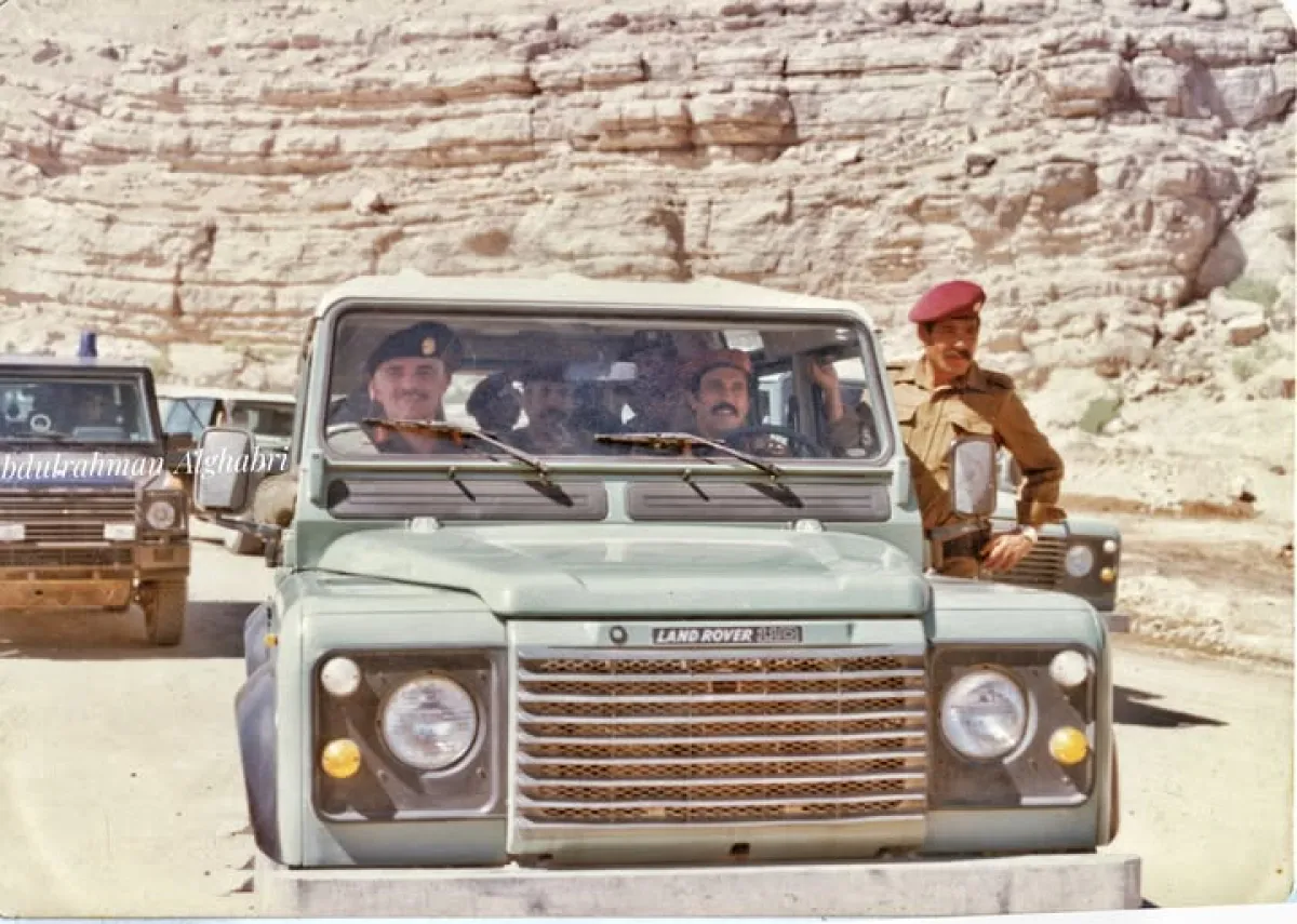 شاهد الرئيس علي صالح مع ملك عربي يتجولون في مأرب بالبزات العسكرية بسيارة والغريب من يقودها !
