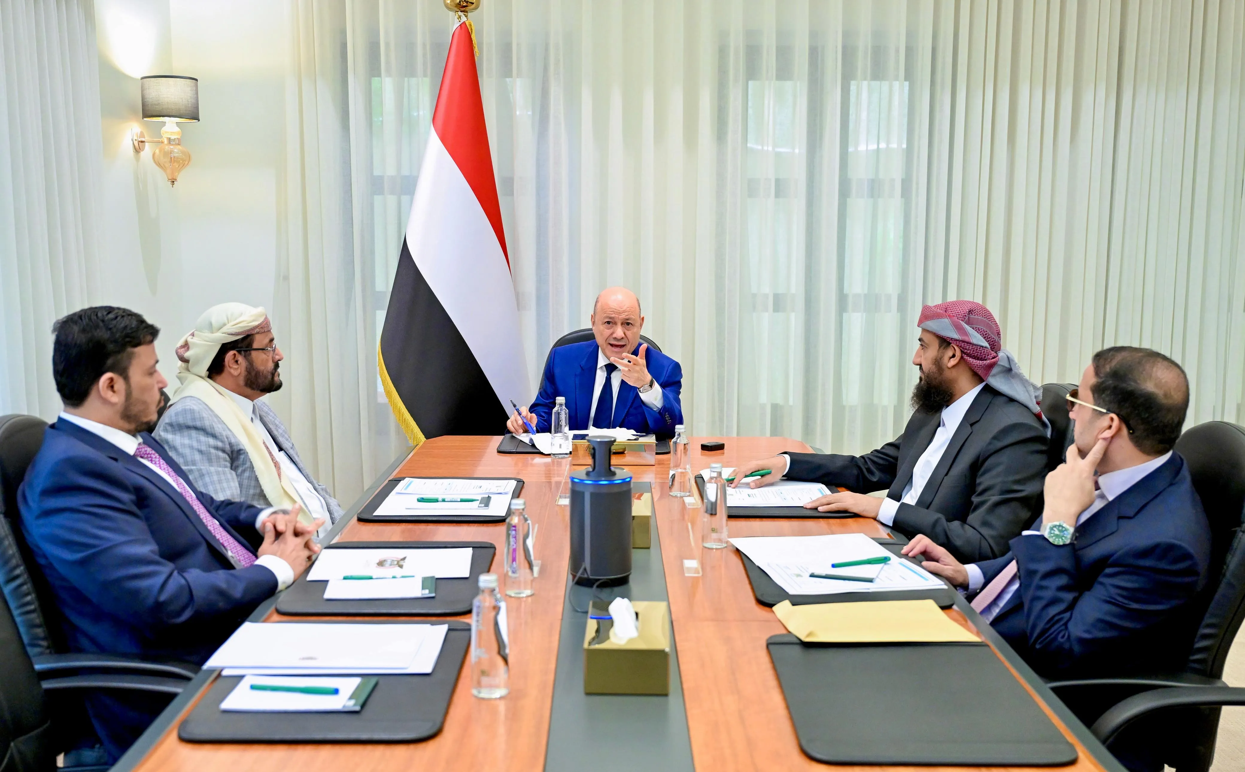 مجلس القيادة الرئاسي يقر حزمة توصيات اقتصادية ويؤكد دعمه للسلطات المحلية لتعزيز حضور الدولة