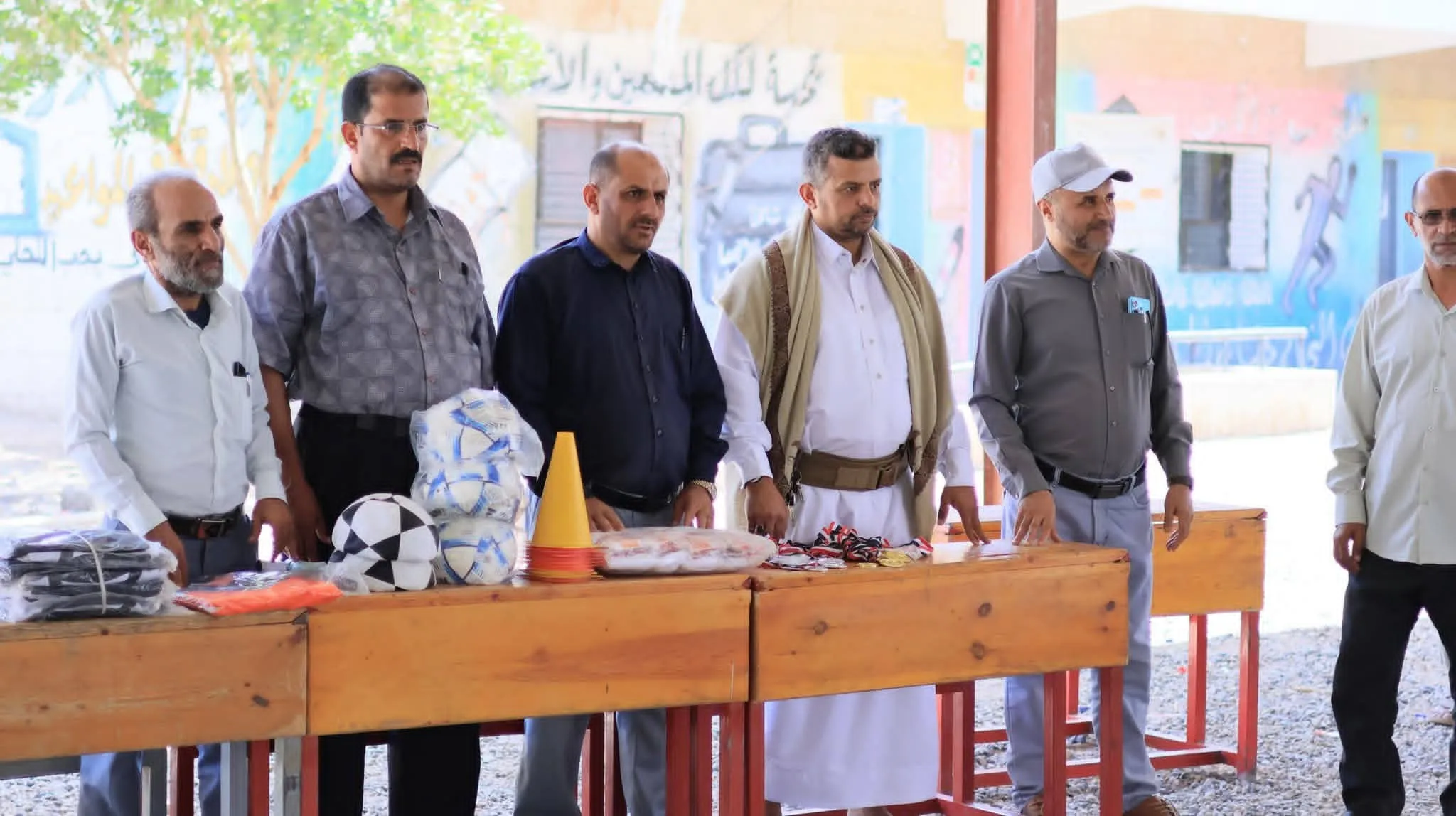مأرب... تدشّن توزيع مستلزمات رياضية لـ179 مدرسة بدعم "فيفا"