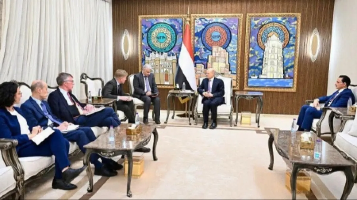 اليمن: العليمي يؤكد أن استعادة مؤسسات الدولة "سلماً أو حرباً" تظل أولوية مجلس القيادة
