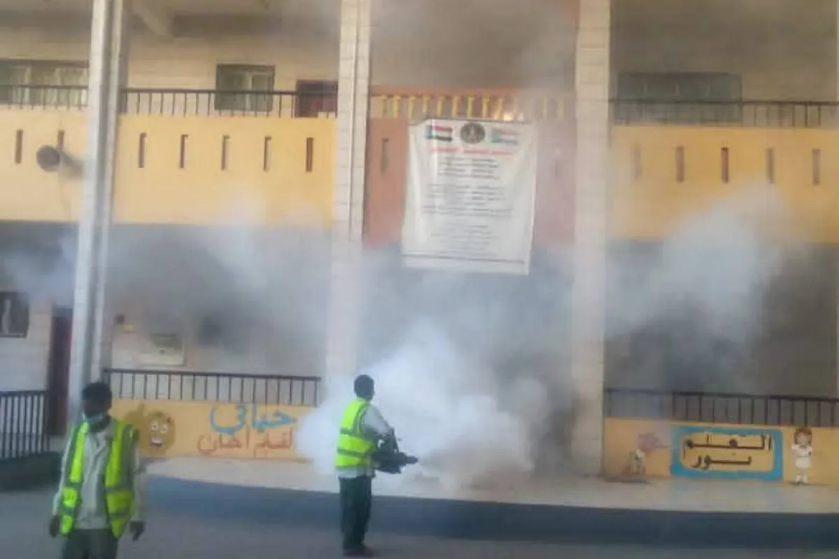 حملة رش ضبابي تستهدف مدارس وثانويات مديرية صيرة بعدن