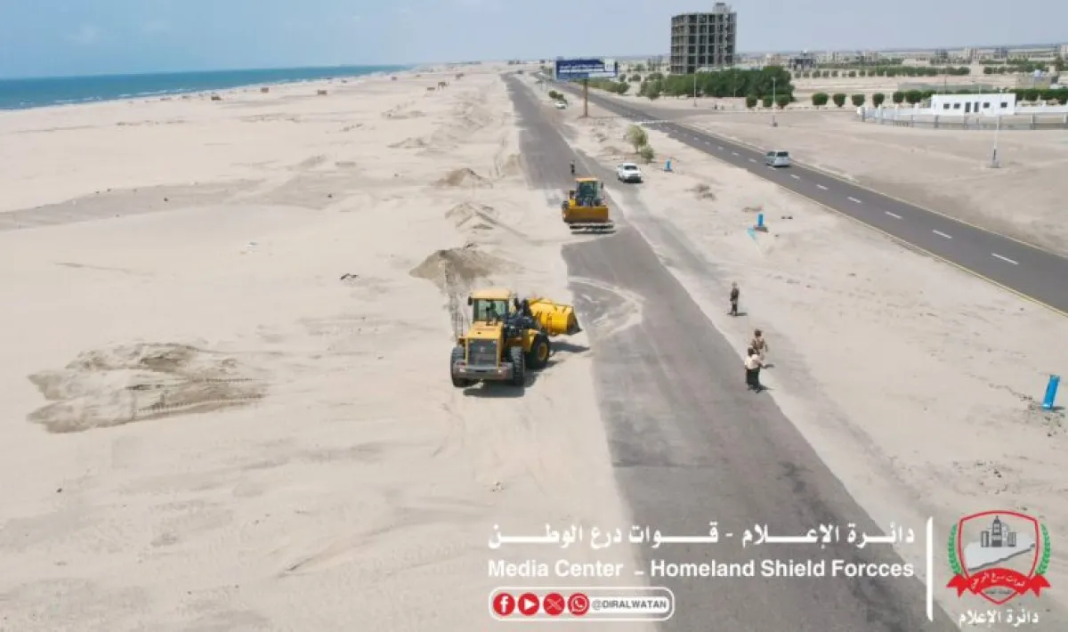 حملة ميدانية لإزالة الكثبان الرملية على طريق عدن–أبين لتعزيز السلامة المرورية