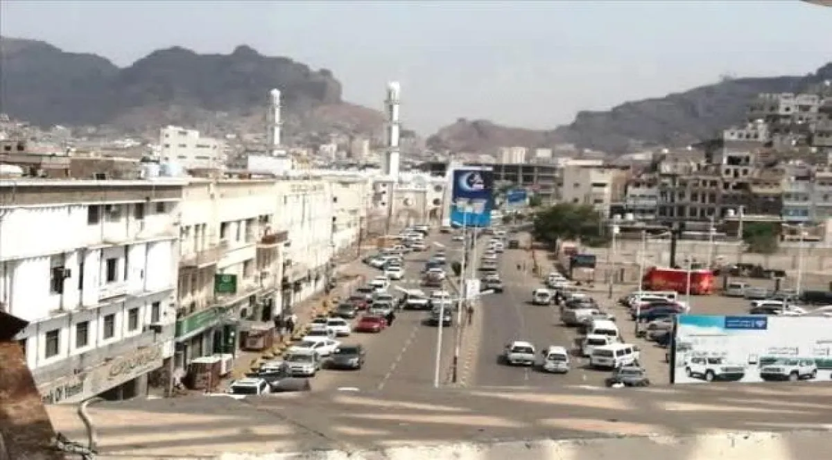 العثور على شاب مقتولاً بعدة طعنات داخل حافلته بجانب ملعب الحبيشي