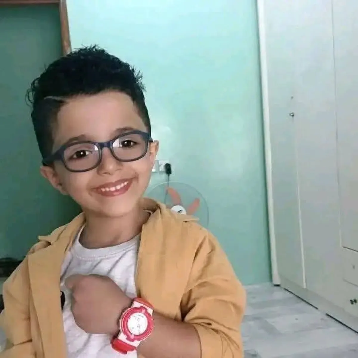 تعز: السلطة المحلية تحقق في أسباب سقوط الطفل "أيلول" في عبارة السيول