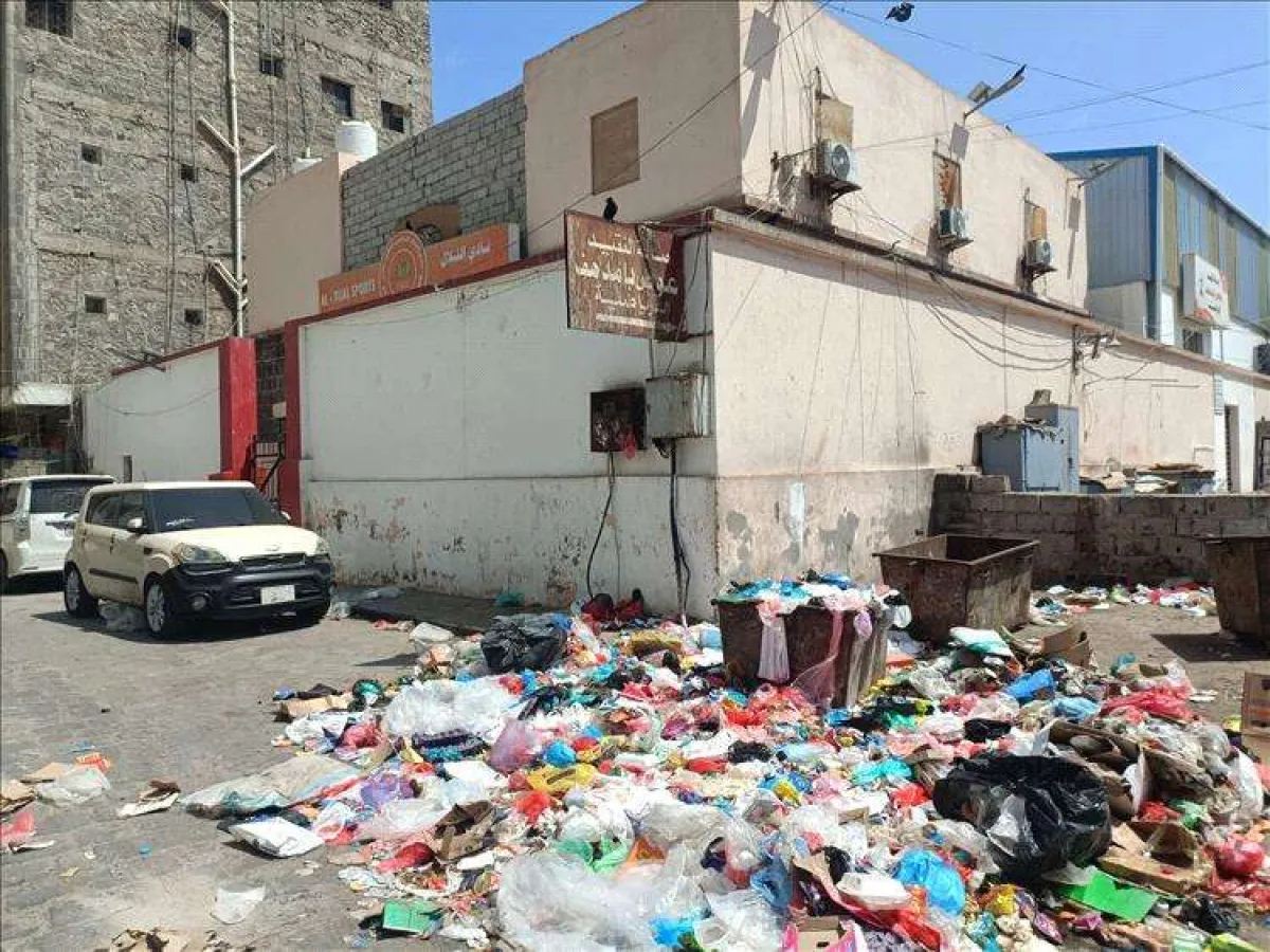 قمامة تحاصر نادي التلال الرياضي في صيرة بـعدن وتثير استياءً واسعًا بين الأهالي
