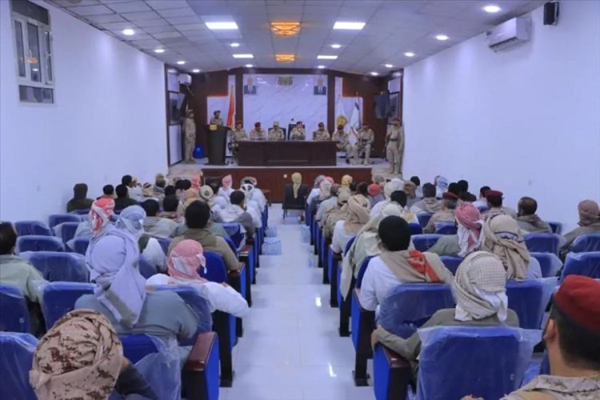 وزير الدفاع يلتقي قيادات المقاومة في مأرب والجوف ويشيد بدورهم في مواجهة مليشيات الحوثي