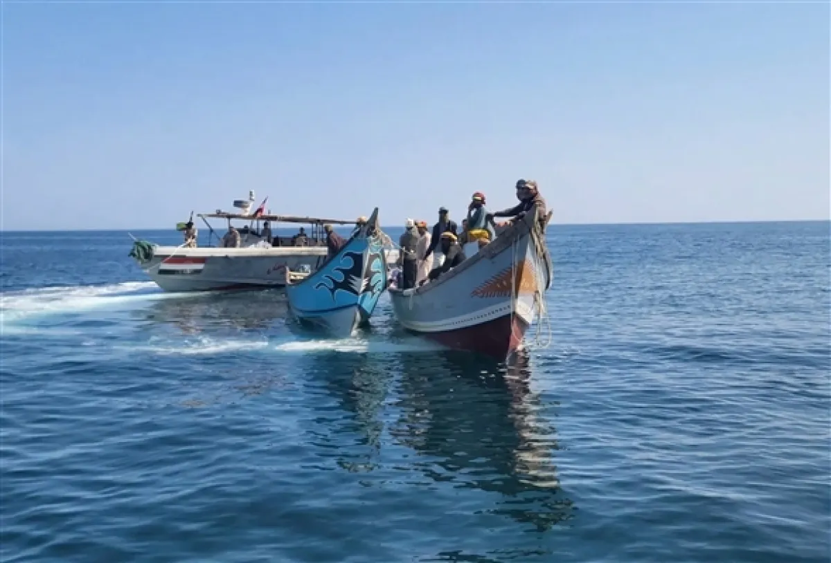ضبط قاربين محملين بالوقود ومشتبهين بتهريب بشر