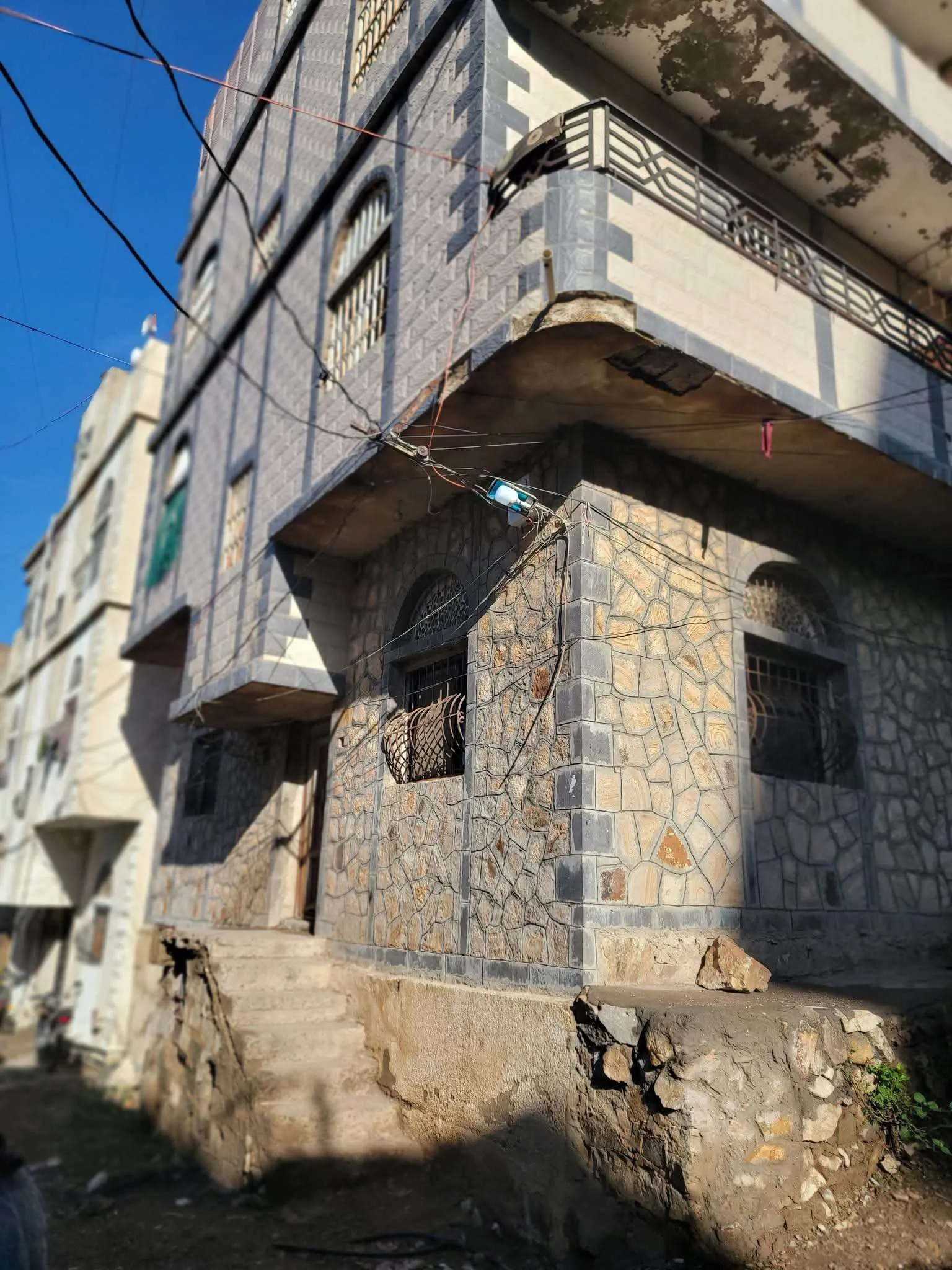 تشييع طفل جرفته السيول في تعز وتحديد موقع العزاء