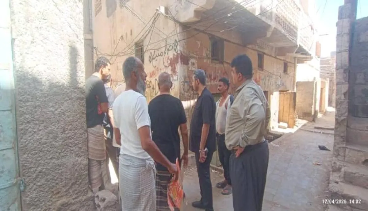 محافظ لحج يتفقد حارة مزاحم ويوجه بمعالجة أضرار الصرف الصحي