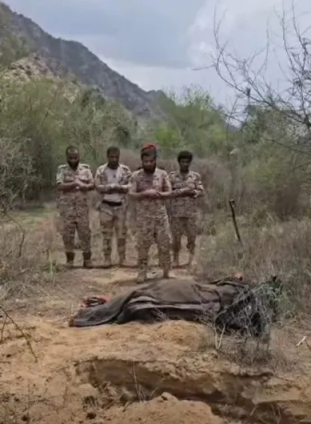 وفاة شاب يمني في الصحراء بين اليمن والسعودية بعد لدغة ثعبان