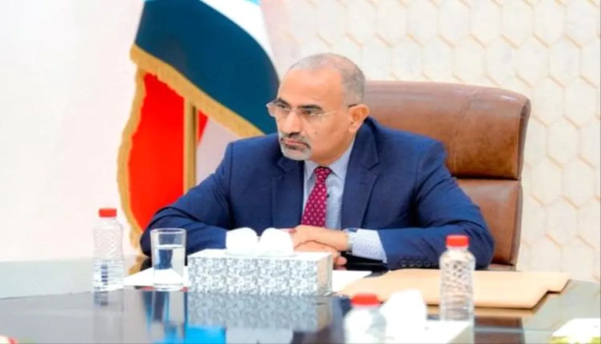 الغائب الحاضر: الزُبيدي يعزز حضوره الشعبي رغم ضجيج المواجهة