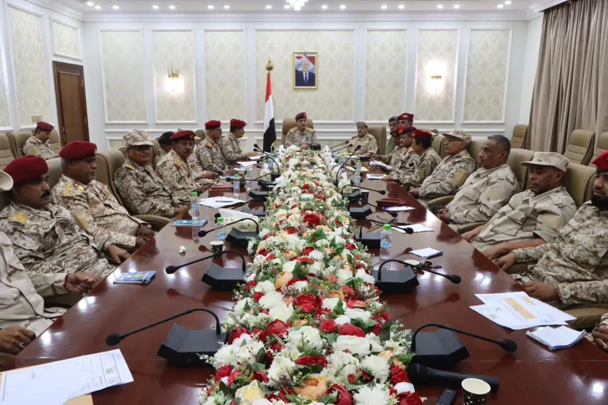 عدن .. وزير الدفاع يعقد اجتماعاً بهيئتي العمليات الحربية والعمليات المشتركة