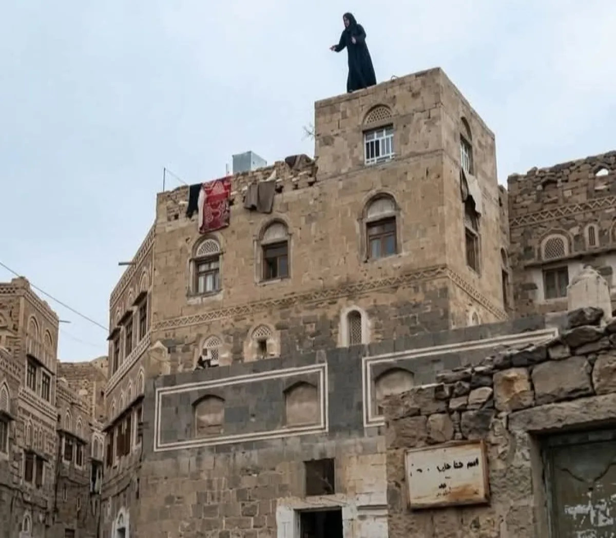 إمراة يمنية تلقي بنفسها من سطح منزل والدها لهذا السبب ! .. تفاصيل مؤلمة !