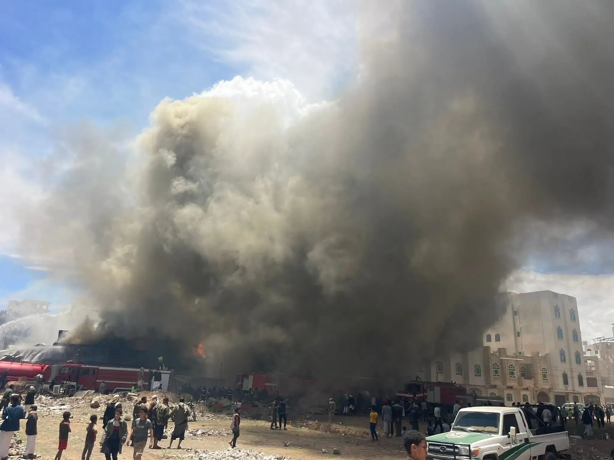 صنعاء…إندلاع حريق هائل في مصنع إسفنج