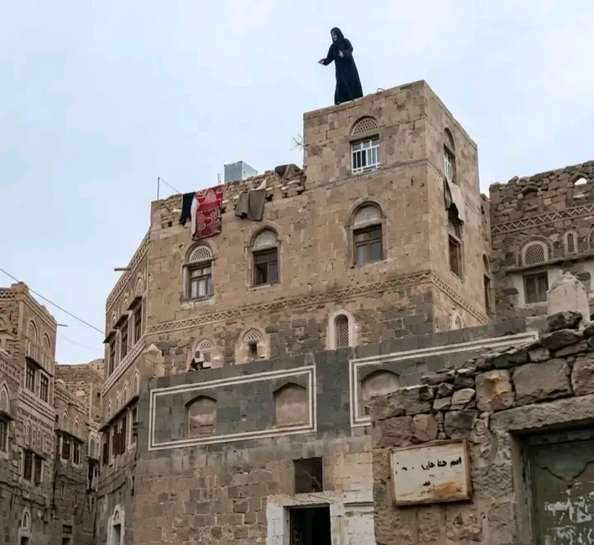 فتاة تنتحر من سطح المنزل.. حادثة هزت المجتمع اليمني وتساؤلات حول حق المرأة في الإنفصال عن زوجها دون إجبارها على العيش معه