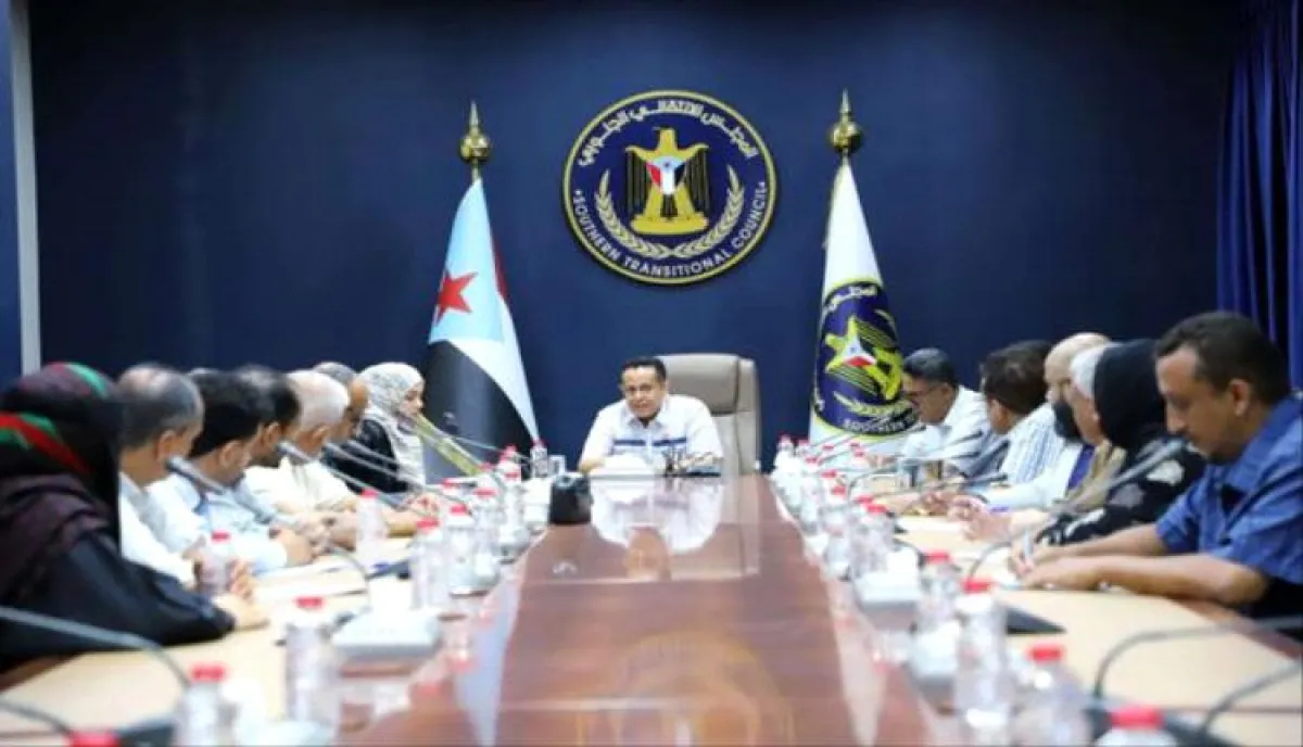 الانتقالي يواجه "حرب الخدمات" بخطط لضبط الاقتصاد وتخفيف معاناة المواطنين