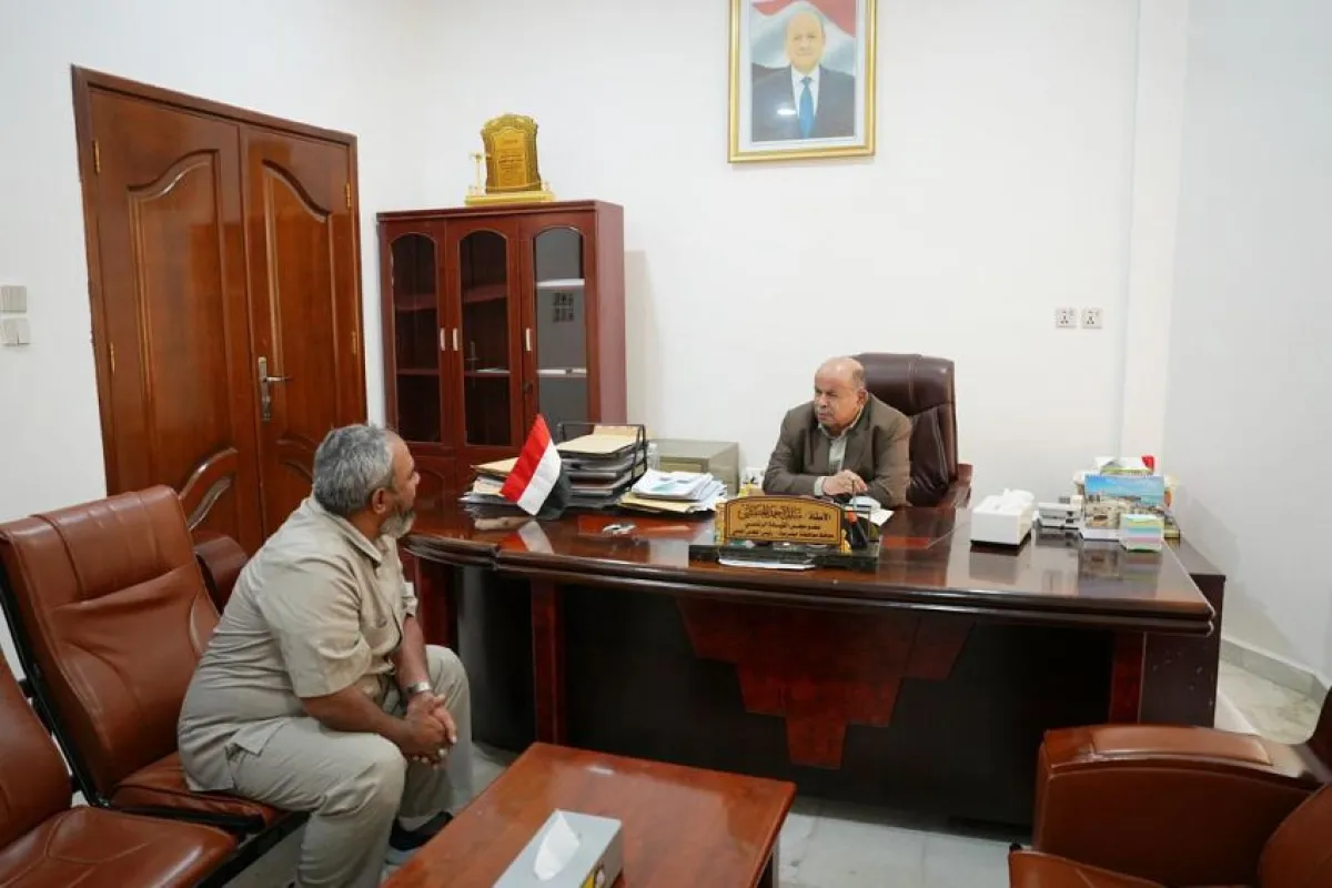الخنبشي يناقش تحديات الكهرباء في حضرموت ويشيد بدور البرامج الدولية في تأهيل الشباب