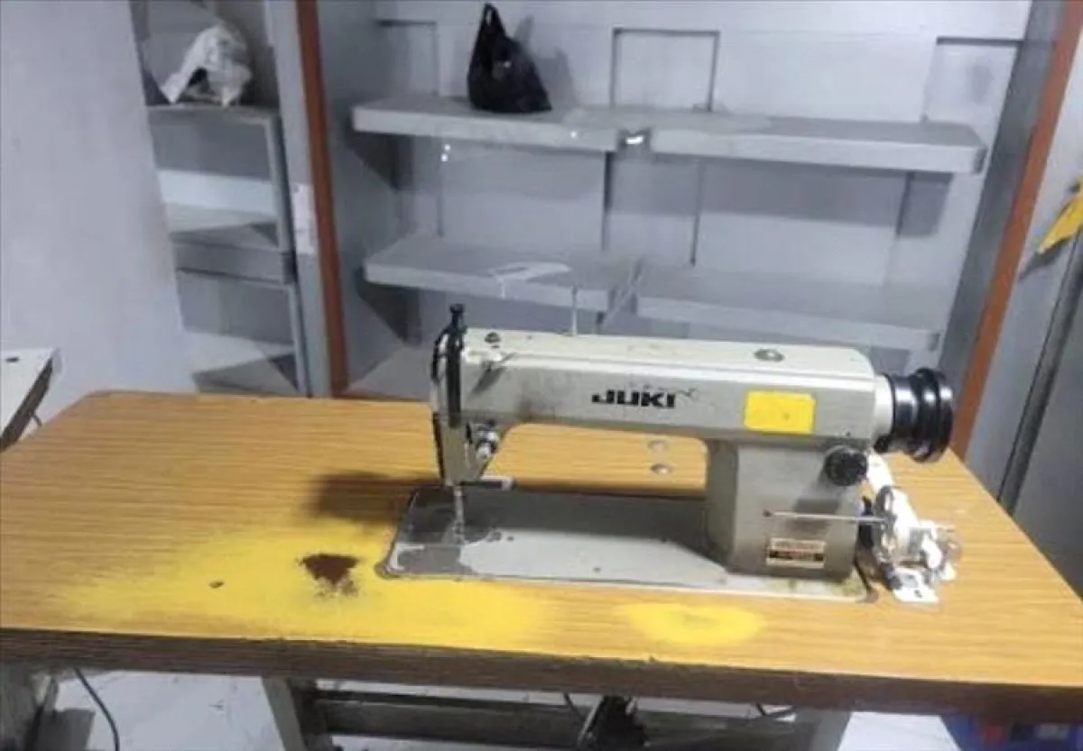 مليشيا الحوثي تُجبر محلات الخياطة في صنعاء على إنتاج أعلام إيرانية مجاناً تحت التهديد