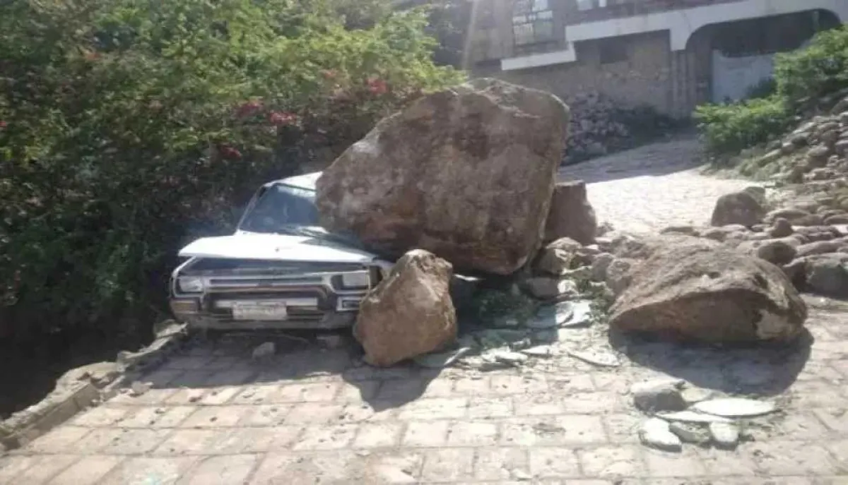 كارثة جديدة تضرب تعز! انهيار صخري مدمر يغلق الطرق ويخلف أضراراً فادحة.. هل نحن آمنون؟