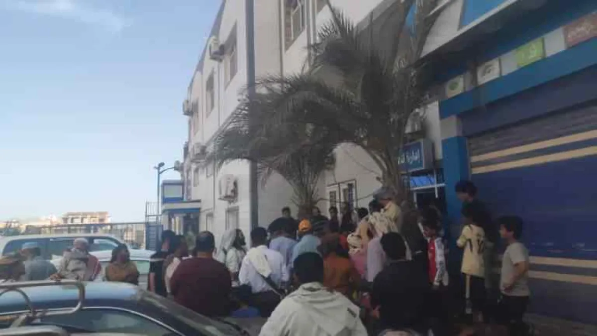 إفلاس ثاني شركة صرافة في عدن يثير قلق واحتجاج المودعين للمطالبة بأموالهم