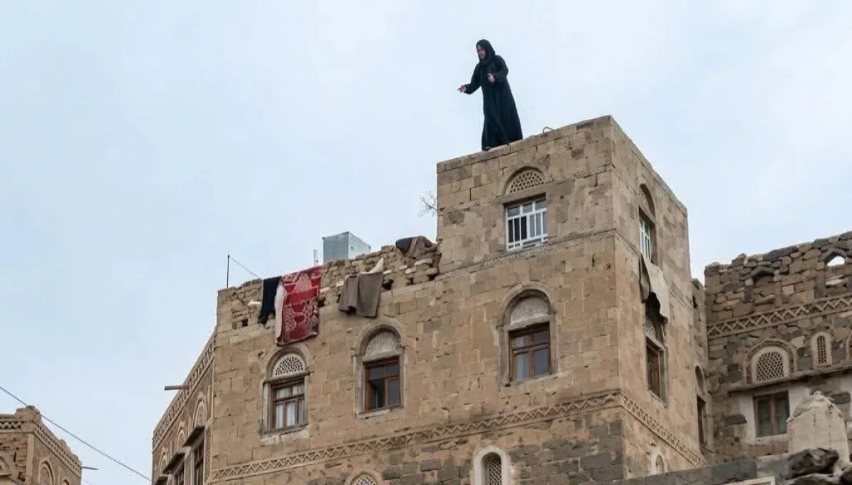 نهاية مأساوية..حزن وتضامن واسع بعد وفاة امرأة ألقت بنفسها من سطح منزلها في حجة (رصد خاص) 