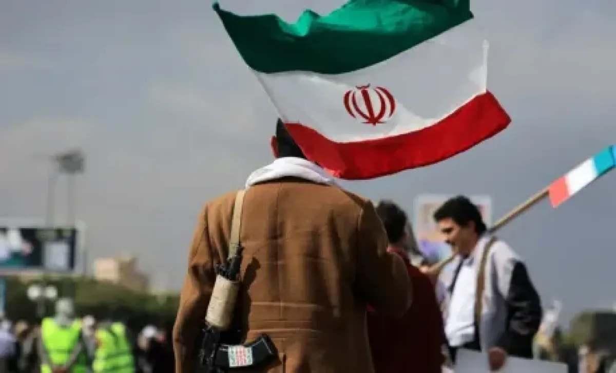 نيويورك تايمز: تراجع قدرات الحوثيين وراء تأخرهم في دعم إيران