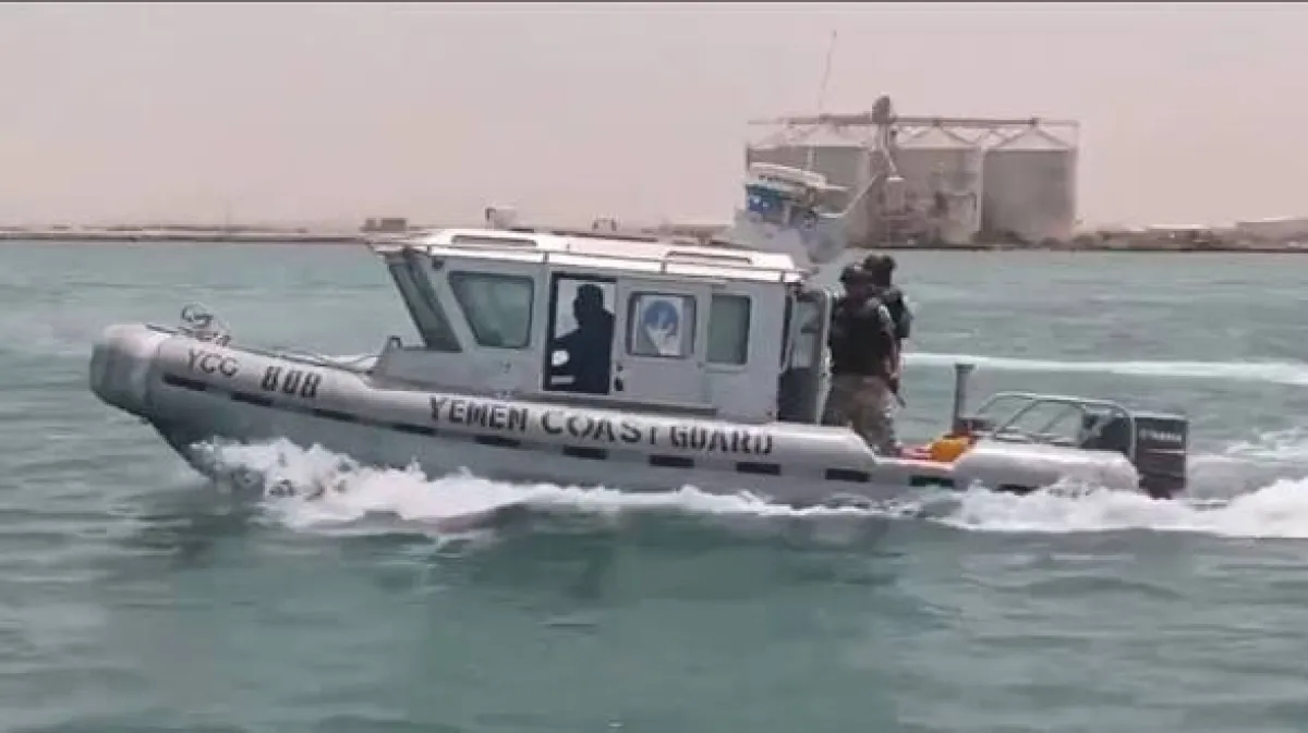 خفر السواحل اليمنية تضبط قاربين وتكشف تورط طاقمهما في التهريب