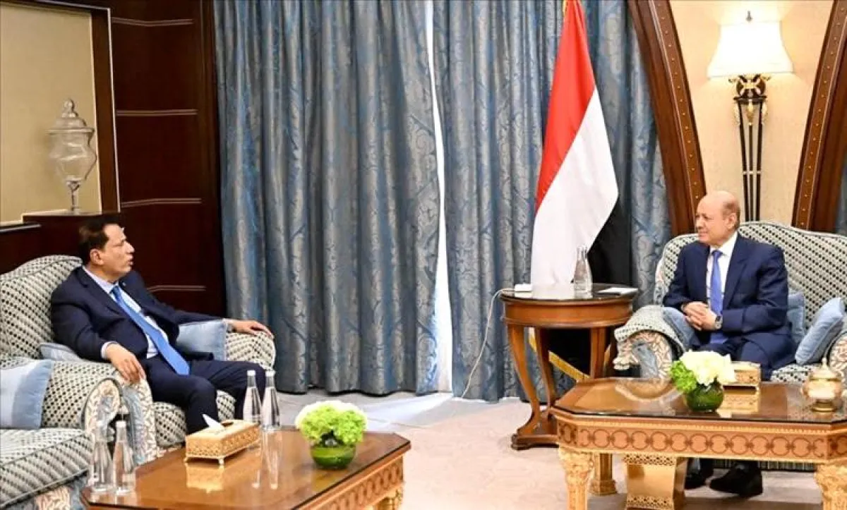 رئيس مجلس القيادة يلتقي محافظ المهرة ويؤكد على معالجة الأوضاع الخدمية والمعيشية