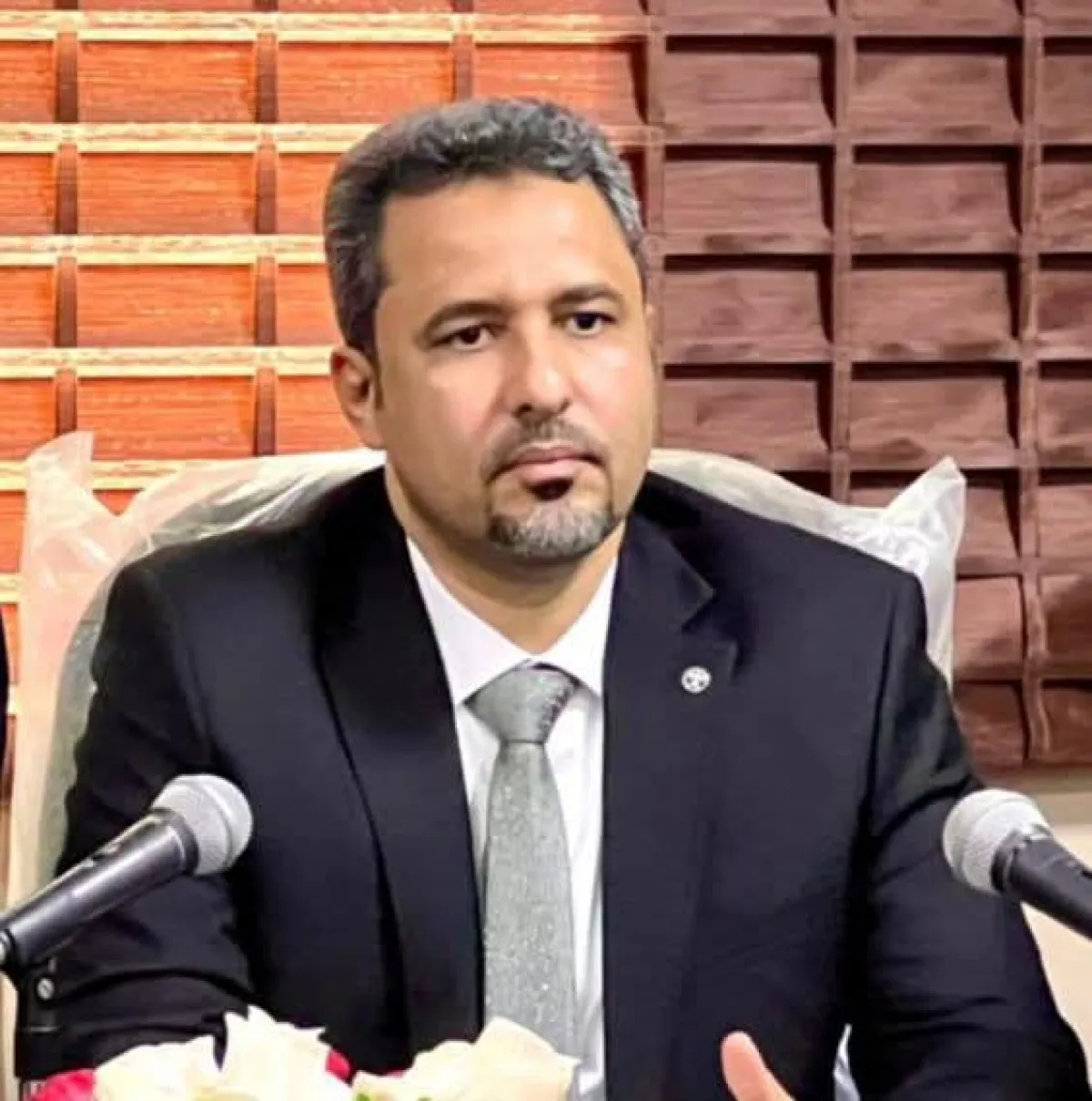 محافظ لحج الحالمي يوجه مدراء العموم بالالتزام بمقار عملهم ويحظر المغادرة دون إذن مسبق…