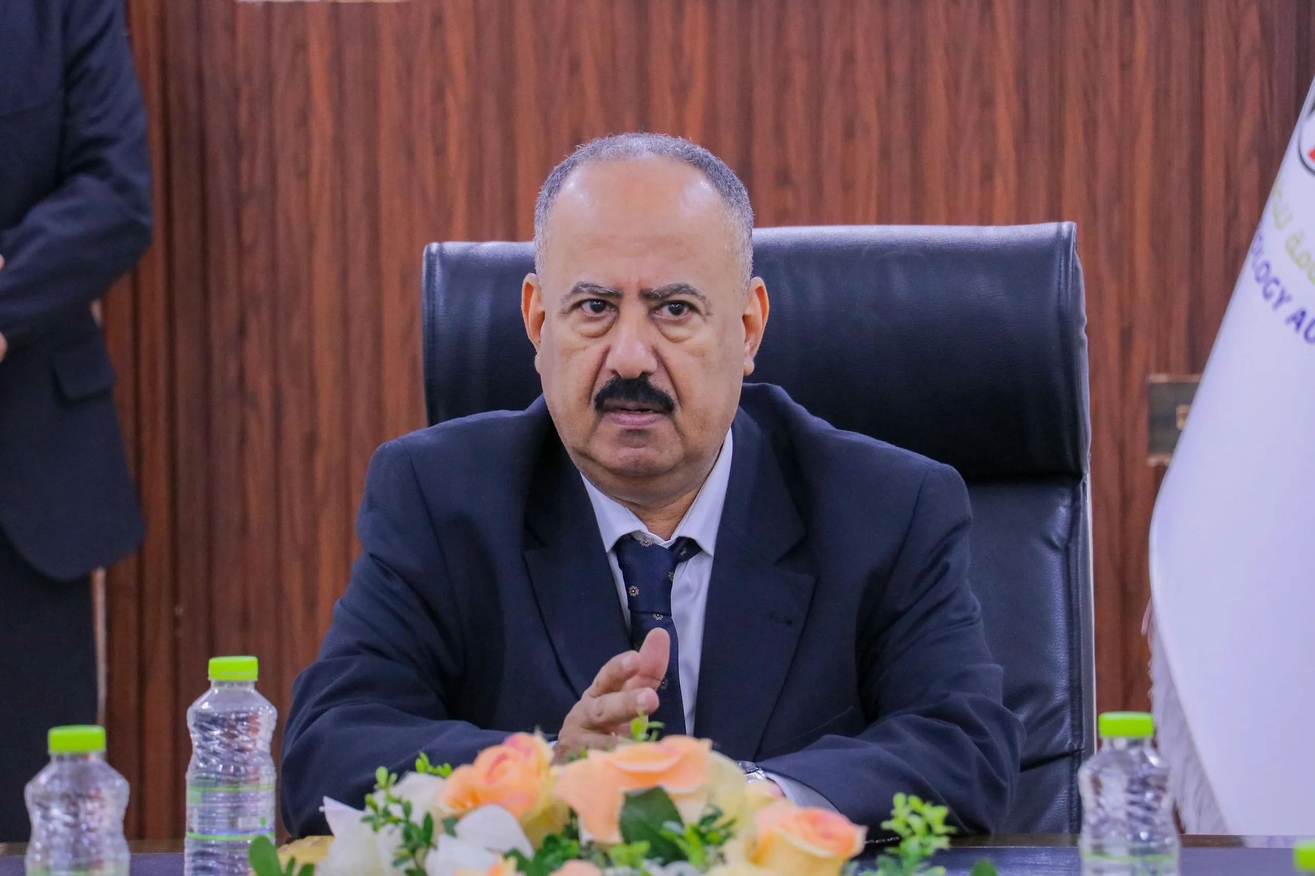 وزير النقل يوجه شركة “طيران عدن” بترتيب رحلة مستعجلة لنقل العالقين في مطار القاهرة