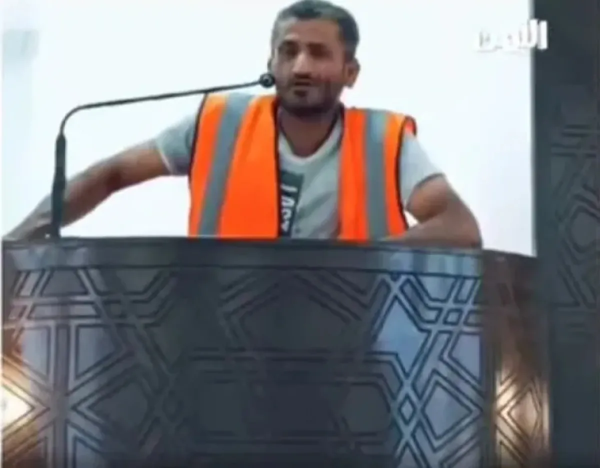 عامل يمني يفاجئ المصلين بخطبة مؤثرة بعد غياب الخطيب في مسجد سعودي