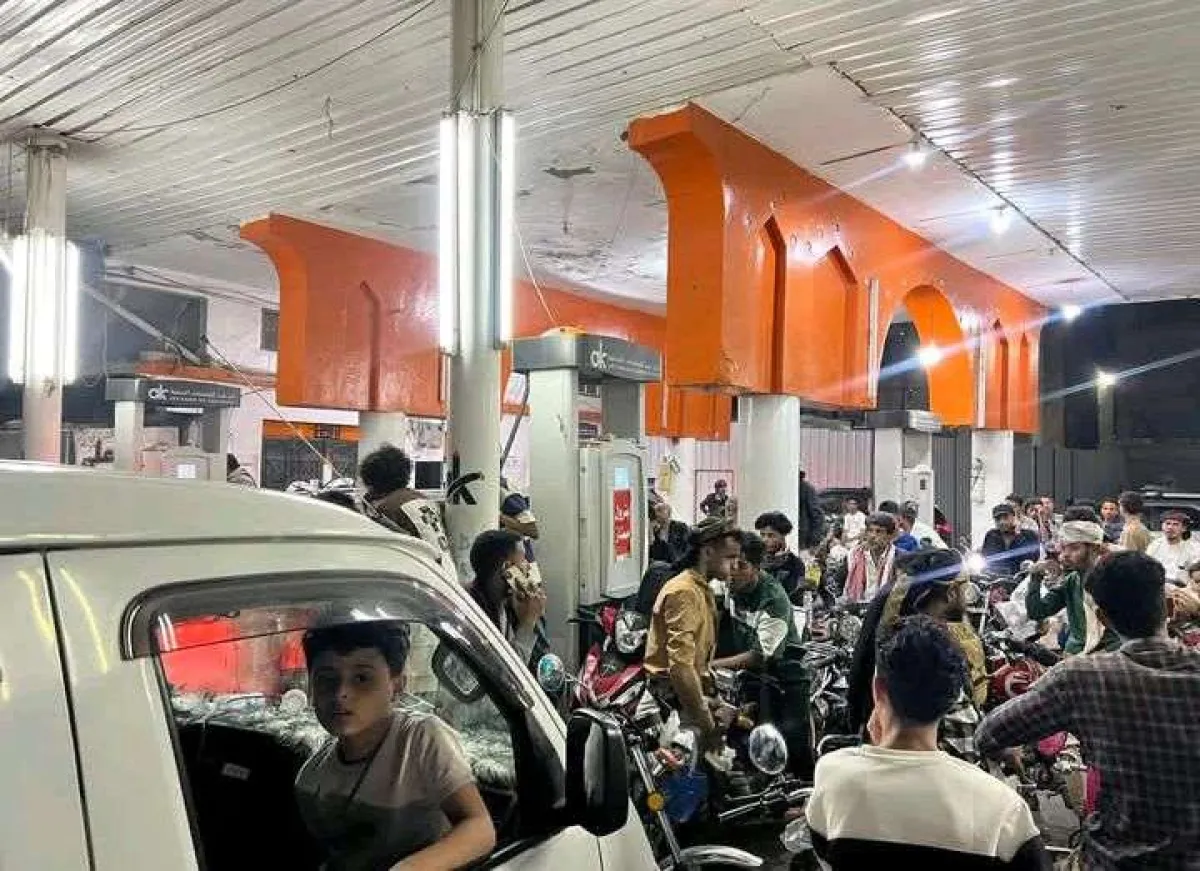 شاهد بالصورة .. هلع وتدافع كبير أمام محطات الوقود
