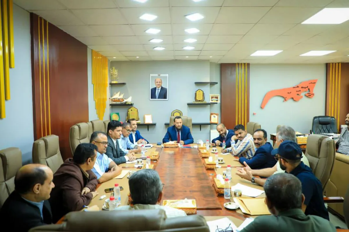 محافظ عدن يؤكد أهمية تعزيز العمل الميداني ومتابعة أوضاع المديريات
