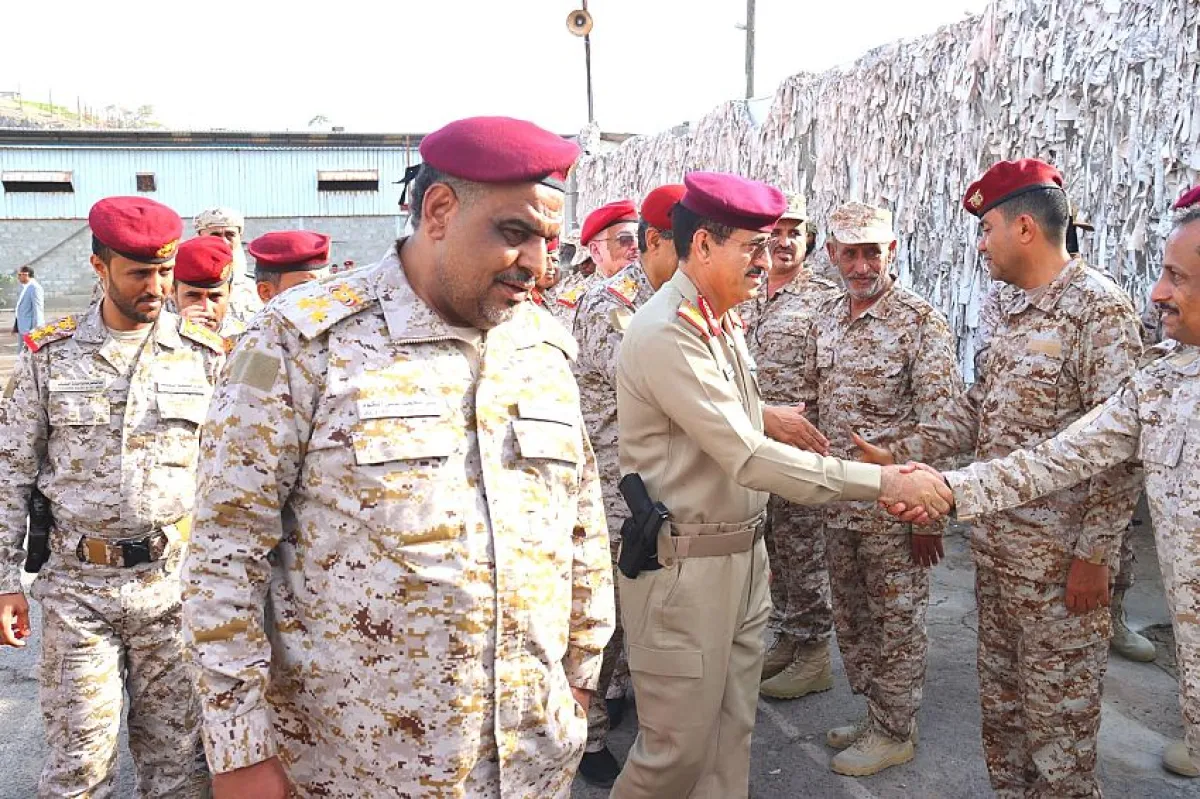 وزير الدفاع يؤكد من عدن: رفع كفاءة الإمداد والرعاية الطبية أولوية عاجلة