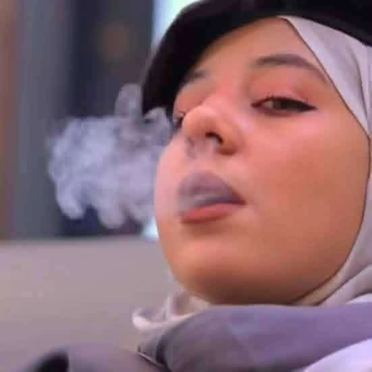 صورة "السيجارة" تضع الممثلة سماح أنعم في مرمى الجدل.. انقسام بين "الحرية الفنية" و"القيود المجتمعية"