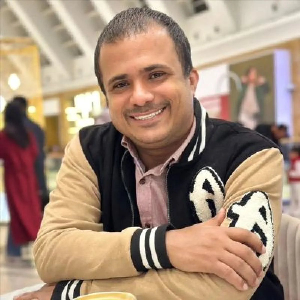 صحفي يمني يطلق تحذير من تحركات تحاول إرباك المشهد في عدن