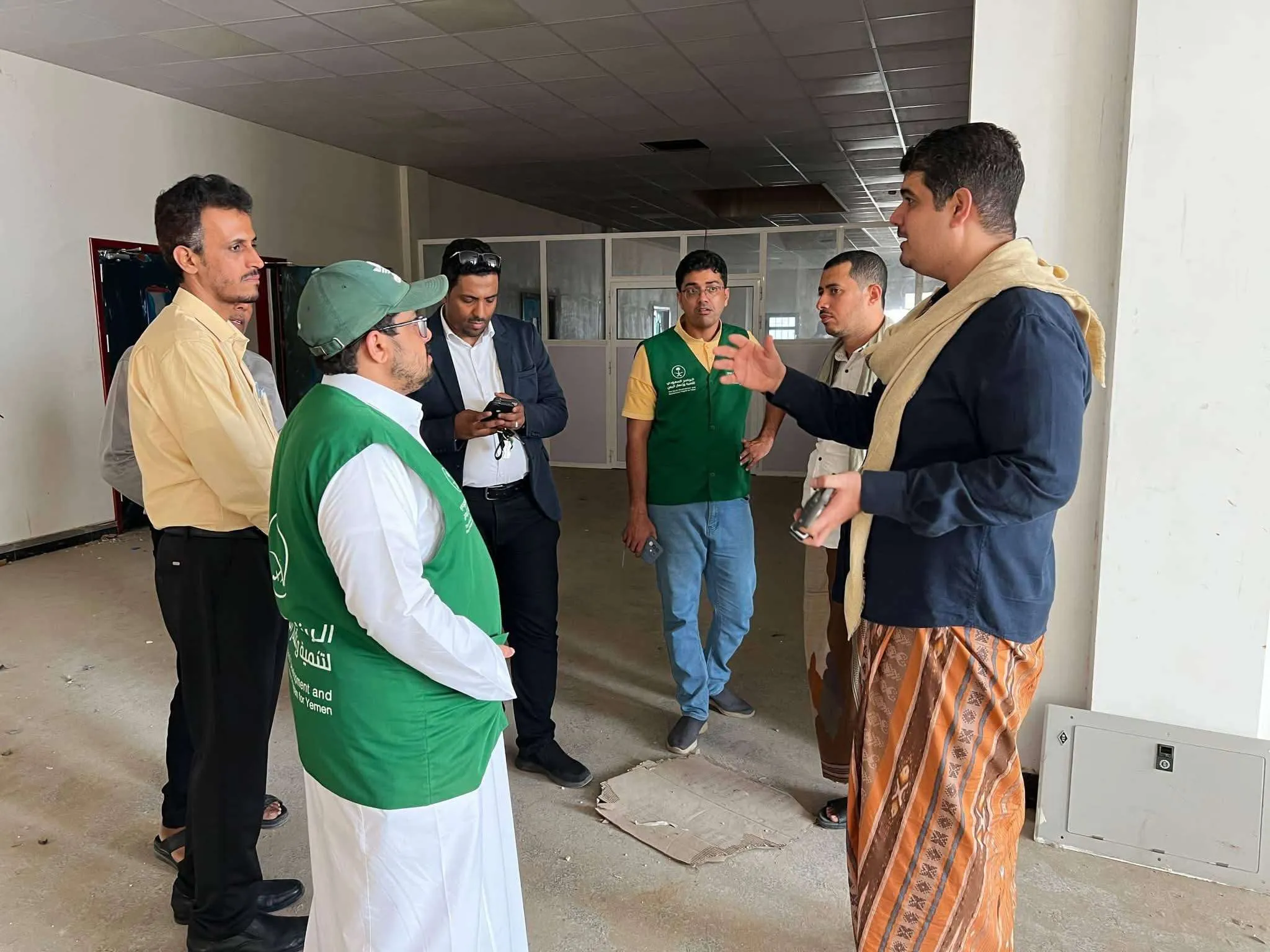 وكيل حضرموت الجيلاني يستقبل وفد البرنامج السعودي لتنمية وإعمار اليمن لبحث الاحتياجات الخدمية والتنموية