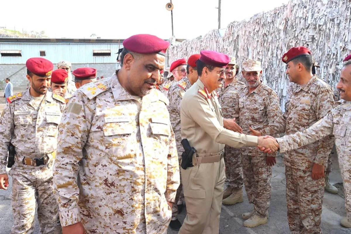 وزير الدفاع يتفقد القاعدة الإدارية بعدن ومستشفى باصهيب العسكري