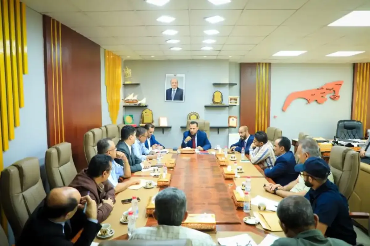 أهمية رفع وتيرة العمل الخدمي في عدن: وزير الدولة يؤكد على تحسين الأداء في المديريات