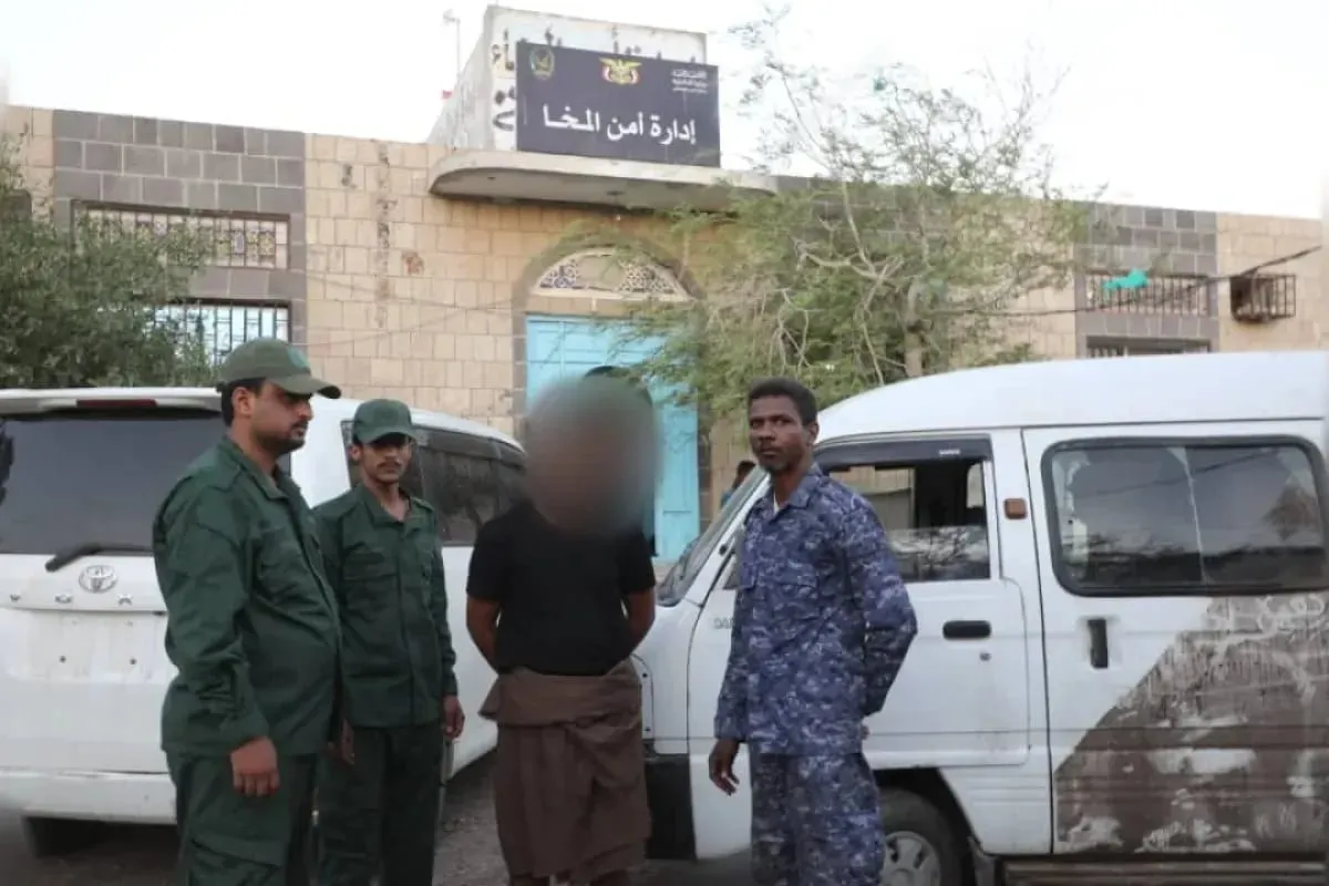 ضبط باص مسروق في المخا وإحالة المتهم إلى شرطة عدن ضمن تنسيق أمني مشترك