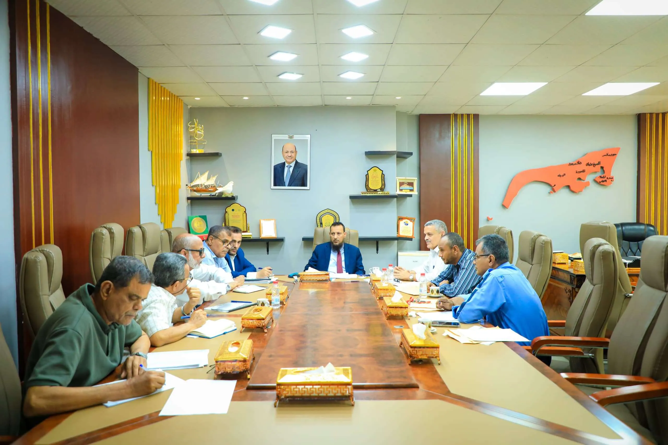 المحافظ عبدالرحمن شيخ يوجّه ببدء المرحلة الأولى من مشروع تأهيل شوارع وطرق مديريات عدن