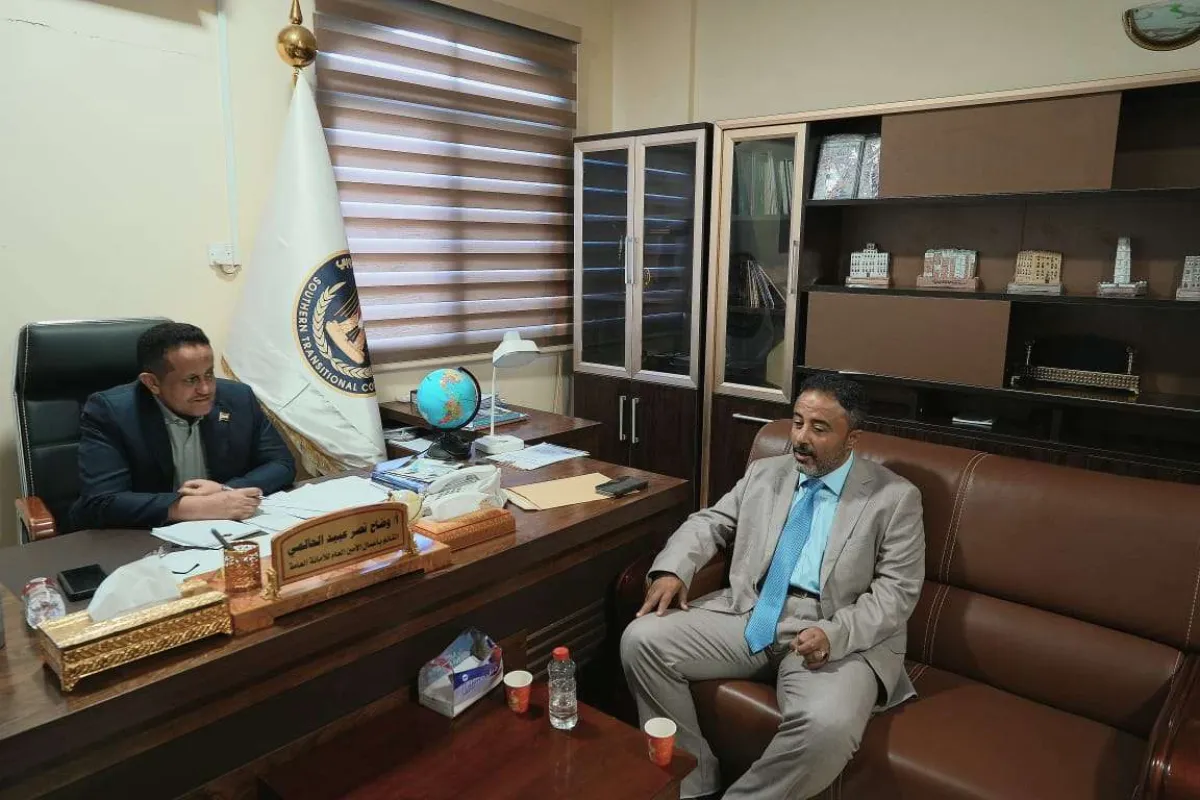 القائم بأعمال الأمين العام يطلع على سير العمل في تنفيذية انتقالي أبين والأوضاع العامة بالمحافظة