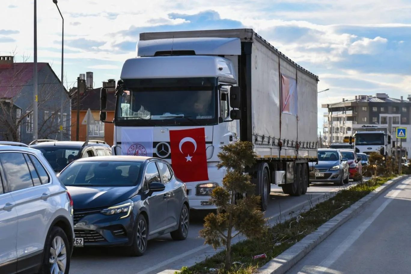 وصول أولى شحنات الإغاثة إلى إيران منذ بداية الحرب قادمة من تركيا عبر طرق برية جديدة