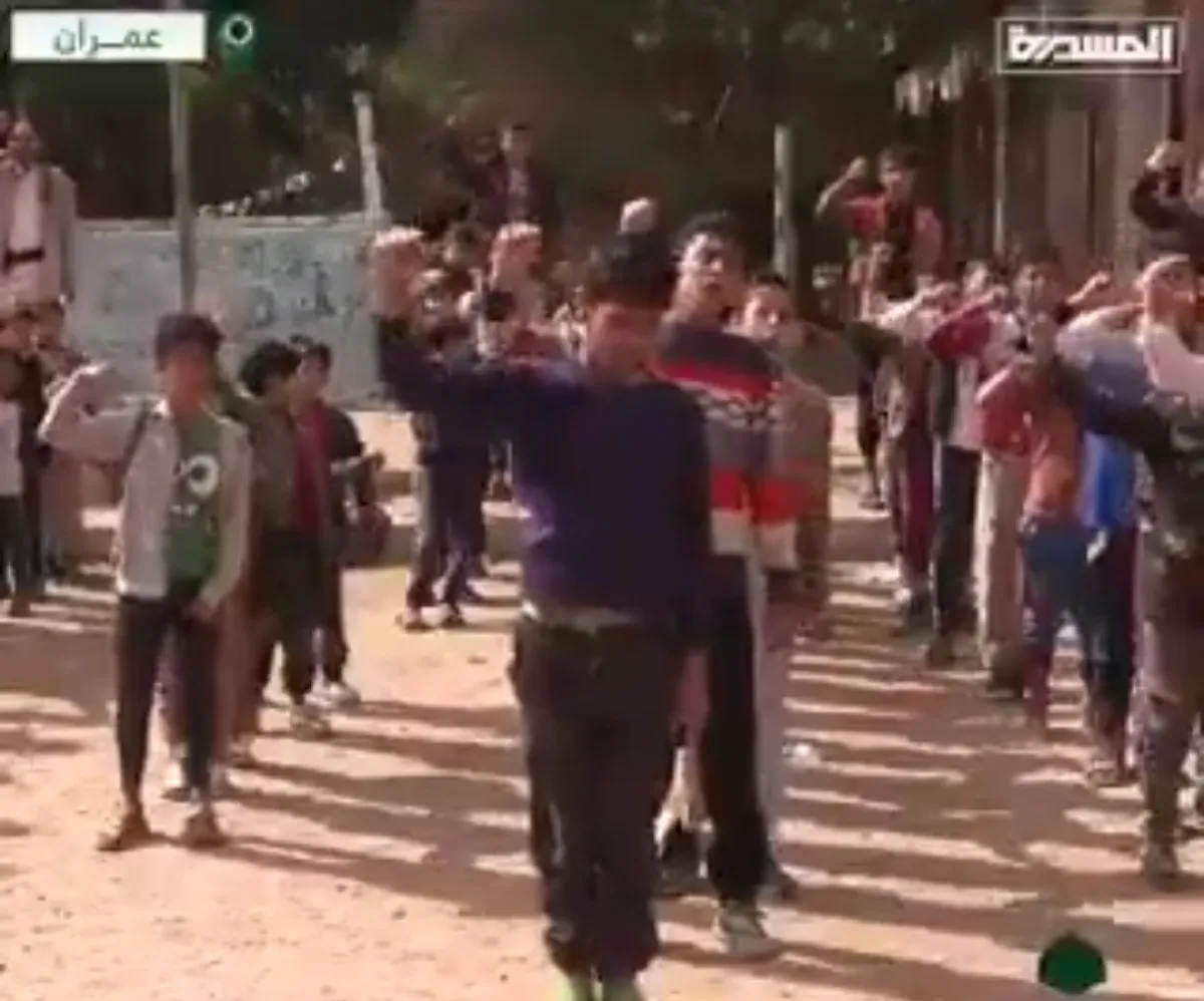 وزير الإعلام يندد بانتهاكات حوثية جسيمة بحق الطفولة في عمران